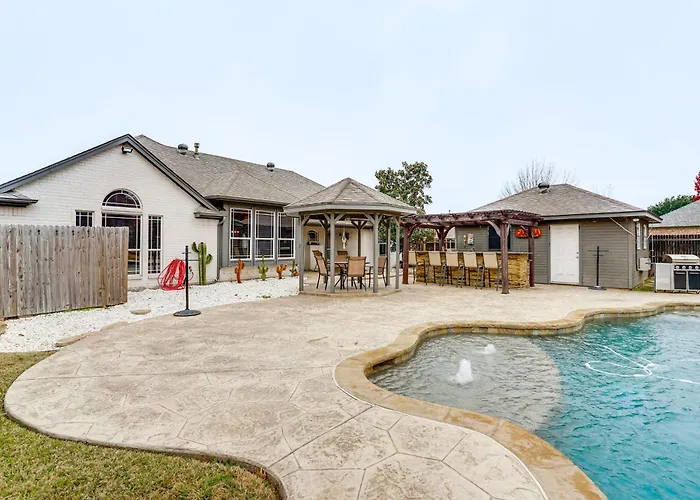 Group-Friendly Burleson Getaway W/ Outdoor Oasis