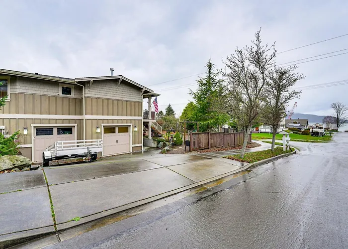 Near Ferry, Shops & Eats! Anacortes Townhome