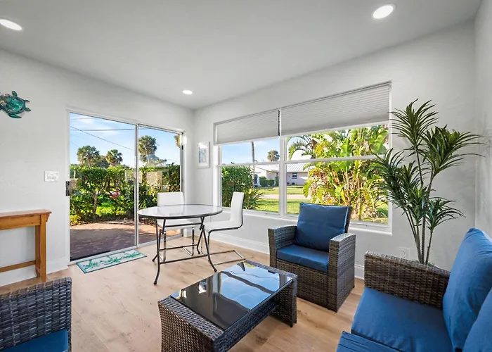 Coral Way Getaway, 3Br Home Walk To Beach