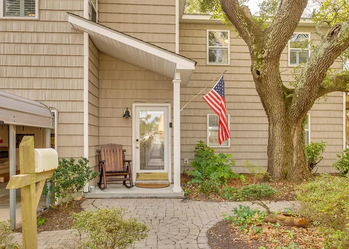 2 Mi To Atlantic Beach: Coastal Retreat W/ Deck