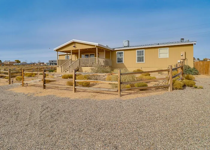 Scenic Sandia Mtn Views! Cozy Rio Rancho Retreat