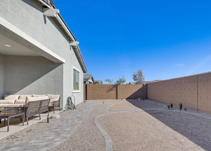 Serene Outdoor Space: Group Getaway In Maricopa!