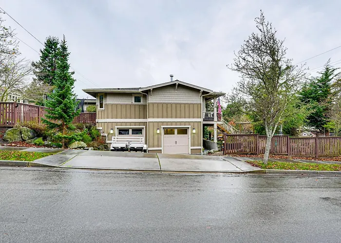Near Ferry, Shops & Eats! Anacortes Townhome