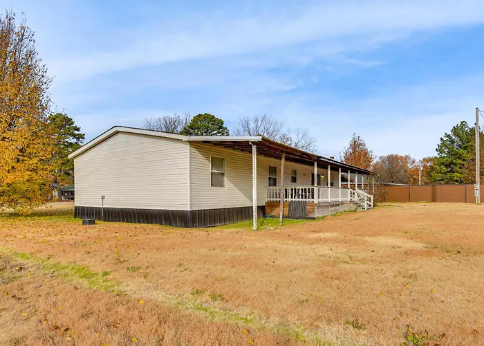 Steps To Lake Eufaula: Family Home W/ Deck & Yard