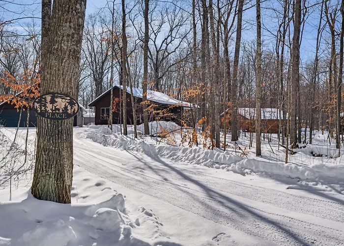 Northwoods Escape: Relaxing Retreat W/ Deck