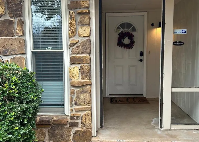 Comfy Edmond Home, Near Okc, 3 Beds, Wi-Fi, 4 Tvs, Cold Ac, & Central Heat, Fully Fenced Backyard