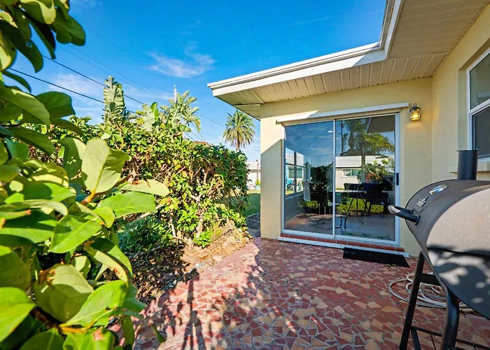 Coral Way Getaway, 3Br Home Walk To Beach