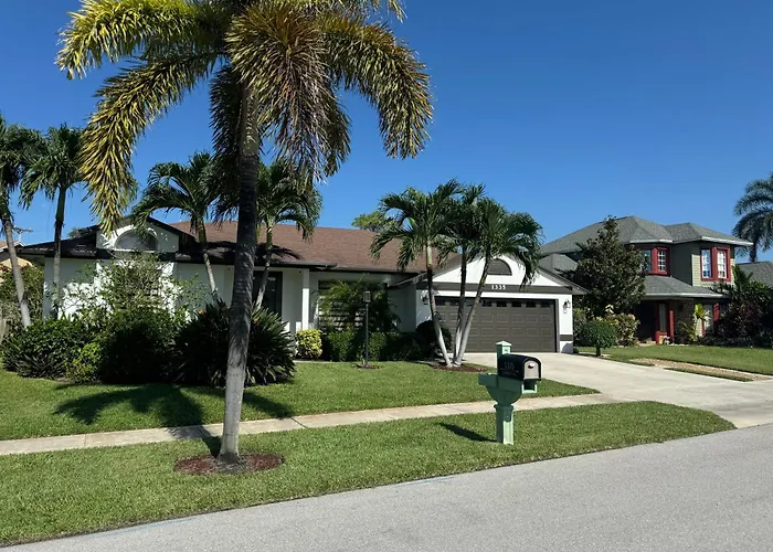 Three-Bedroom House - Best Area-Heated Pool-Spa And Sauna Close To Beaches