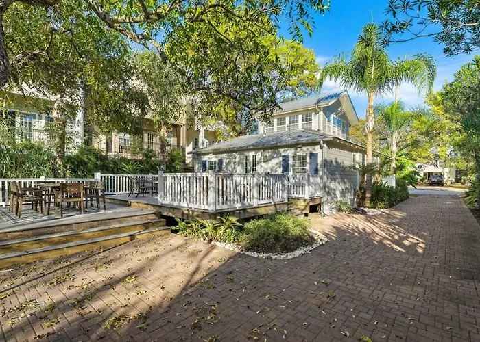 Cute Bungalow With Massive Deck And Fire Pit, Walk To Kemah Boardwalk