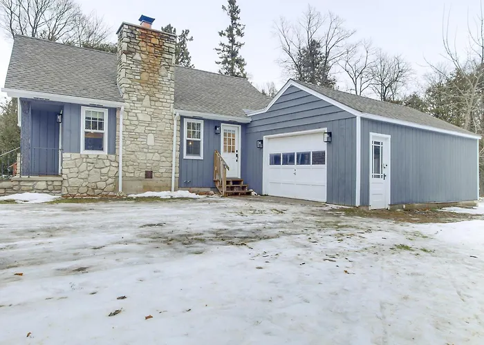 3 Mi To Sister Bay Beach: Family Home W/ Yard