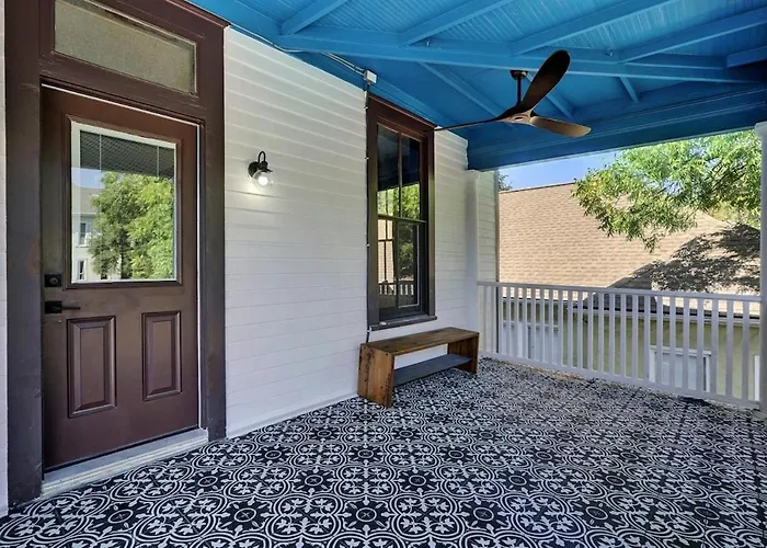 Historic French Royal Estate Near Capitol & Ut Perfect Austin Getaway