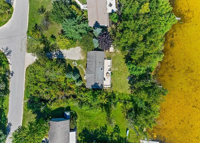 Lakefront 3 Bedroom Retreat On Susan Lake-5 Minutes From Charlevoix