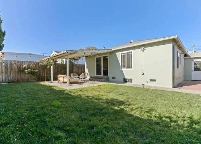 Marbella Lane - Modern And Sleek Home In Redwood
