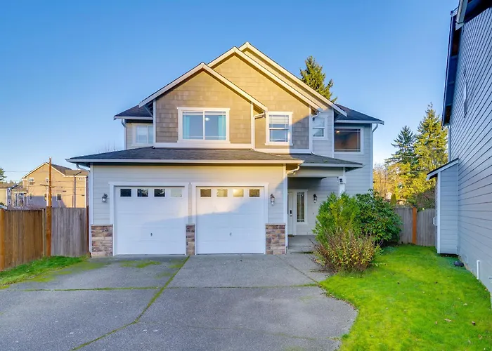 Gateway To Seattle! Lynnwood Home W/ Gazebo & Yard