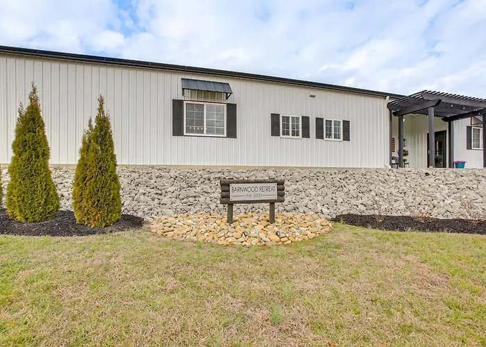 Spacious Patio & Yard! Family Home In Byrdstown