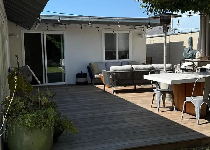 Relaxed, Modern, Socal Living Near The Beach