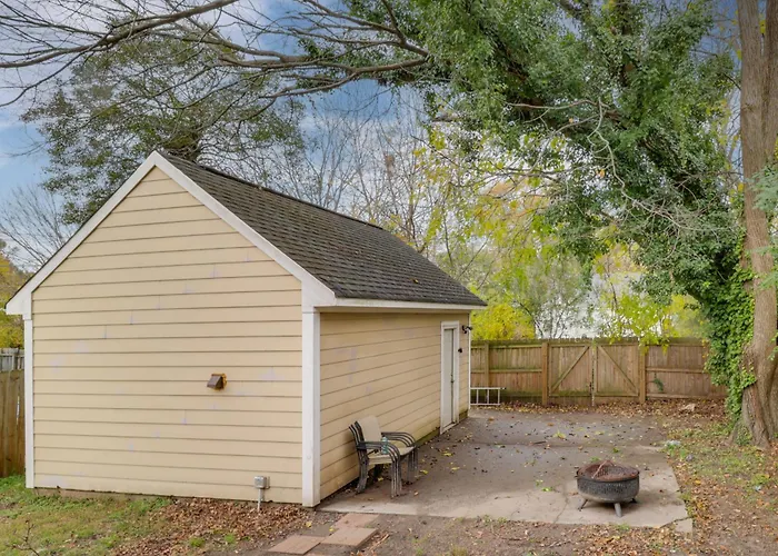 Centrally Located Hampton Roads Home W/ Game Room!