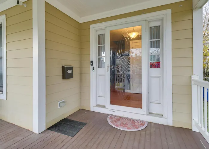Centrally Located Hampton Roads Home W/ Game Room!
