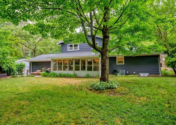Colonial Cottage With Hot Tub & Sauna-Family Friendly
