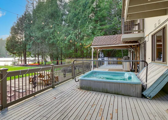 Lake-View Woodinville Retreat W/ Hot Tub + Theater