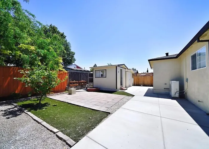 Marbella Lane - Vibrant 4Br Rwc Ldry