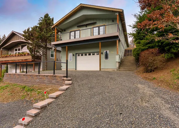 Modern Gorge Retreat Steps From River & Hiking