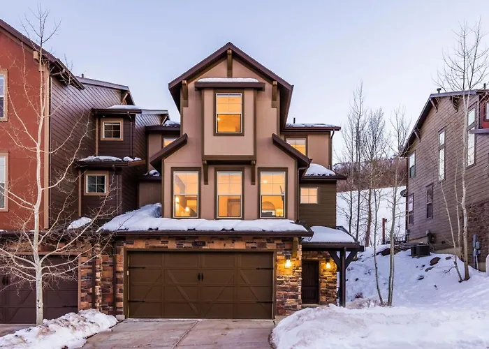 Minutes To Deer Valley! Private Hot Tub! Firetable! Arcade Games! Bunk Room! Beautiful New Home!
