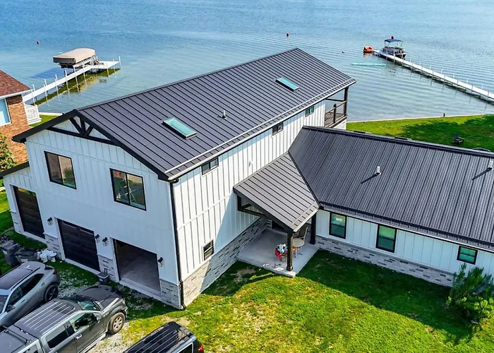 Chapman Lake Retreat With Pier, Fire Pit And Games