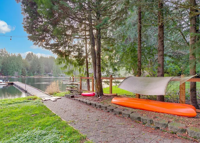 Lake-View Woodinville Retreat W/ Hot Tub + Theater