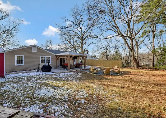 Cozy 4Br Retreat - Private Backyard, Gazebo & Grill