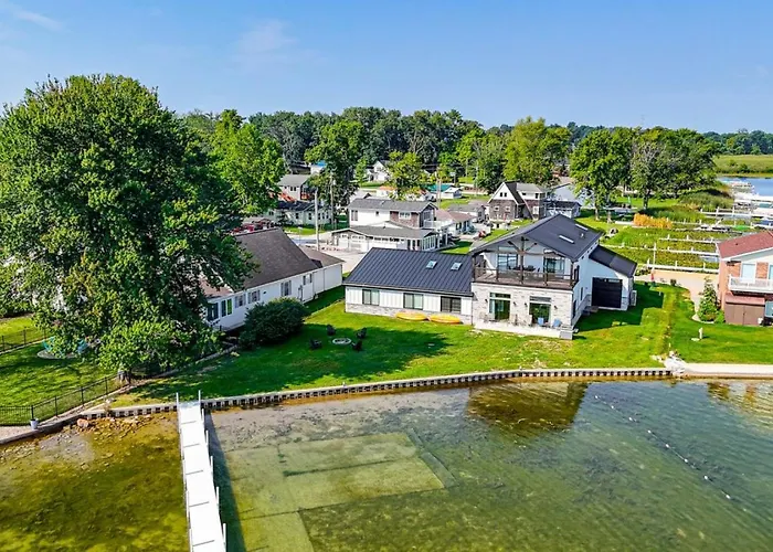 Chapman Lake Retreat With Pier, Fire Pit And Games