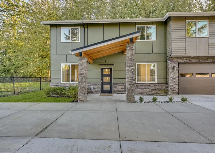 Stylish Everett Home W/ Green Belt!
