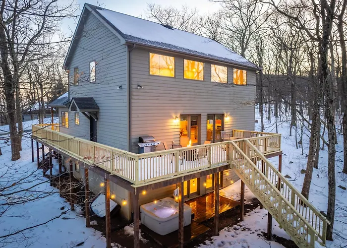 Spacious Family Retreat-Hot Tub & Game Room