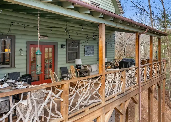 Lodge With Grill, Fireplace And Club Access