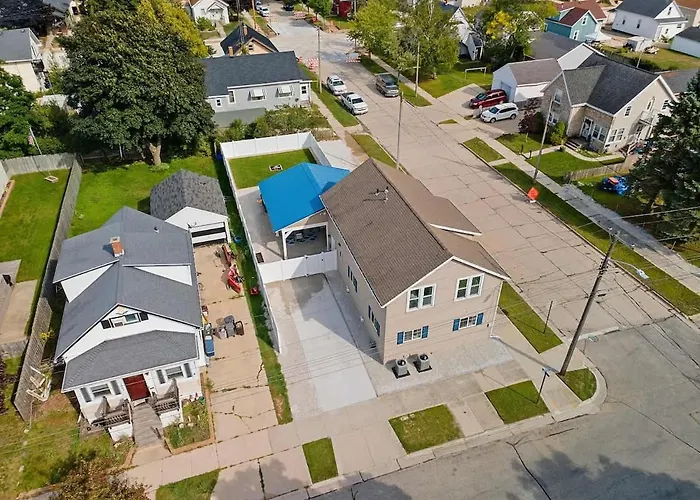 Sleeps 6 Near Neshotah Beach And Lake Michigan