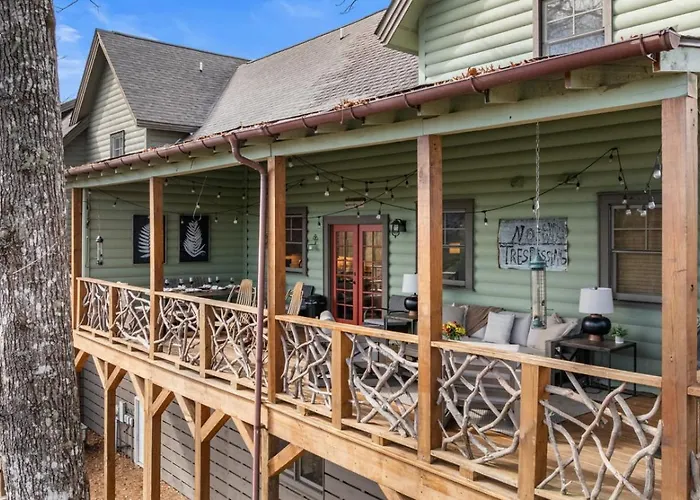 Lodge With Grill, Fireplace And Club Access