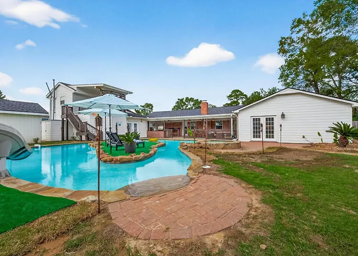 Luxury Stay Pool Firepit Game Room & Bbq