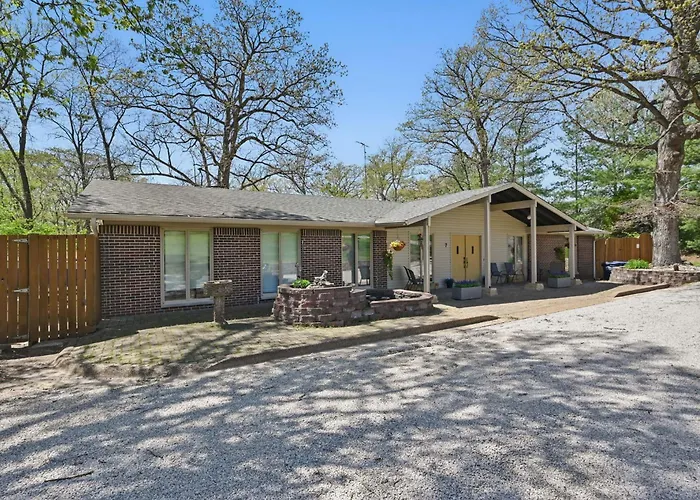 Lake Saint Louis Family Friendly Lakefront Retreat