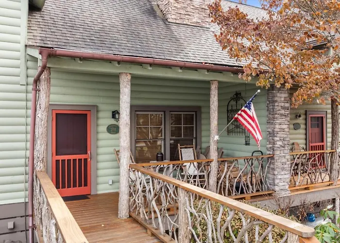 Lodge With Grill, Fireplace And Club Access
