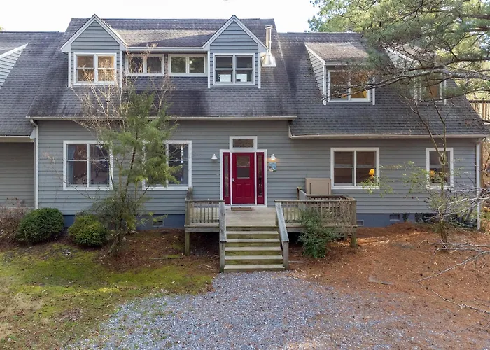 Very Private And Spacious Waterfront Family House