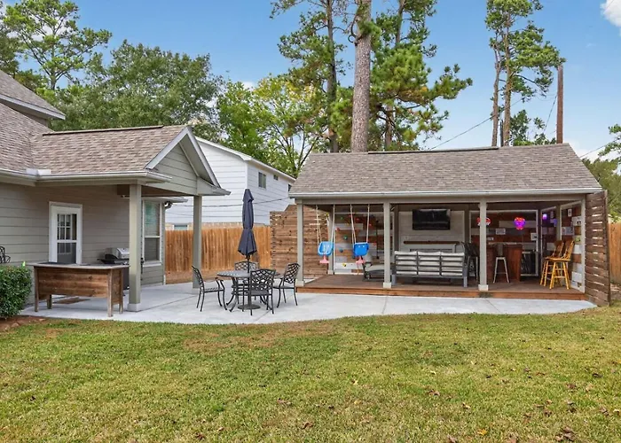 Conroe Family-Friendly 4Br Home With Game Room, Covered Patio & Playset