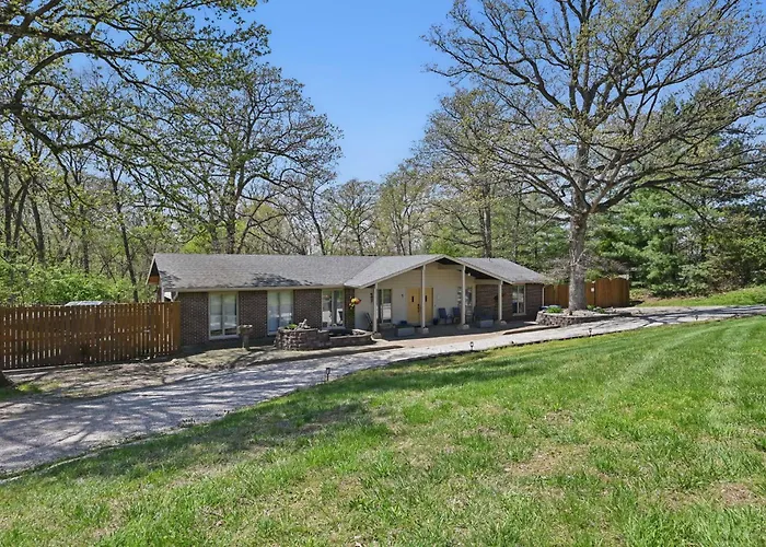 Lake Saint Louis Family Friendly Lakefront Retreat