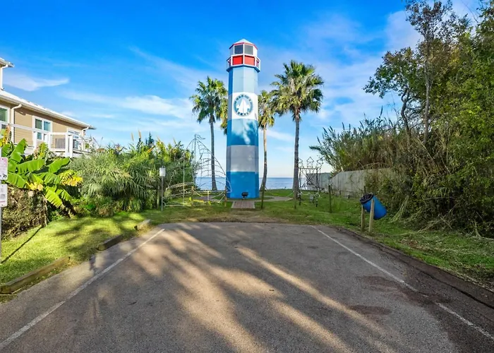 Perfect Seabrook Retreat Just Minutes From The Bay With Fire Pit And Cowyboy Soaking Pool