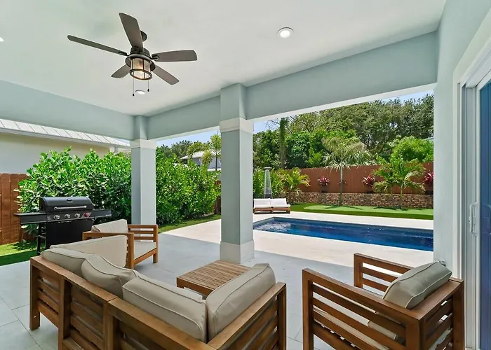 Peacock Palace Brand New Heated And Chilled Pool Golf Gym