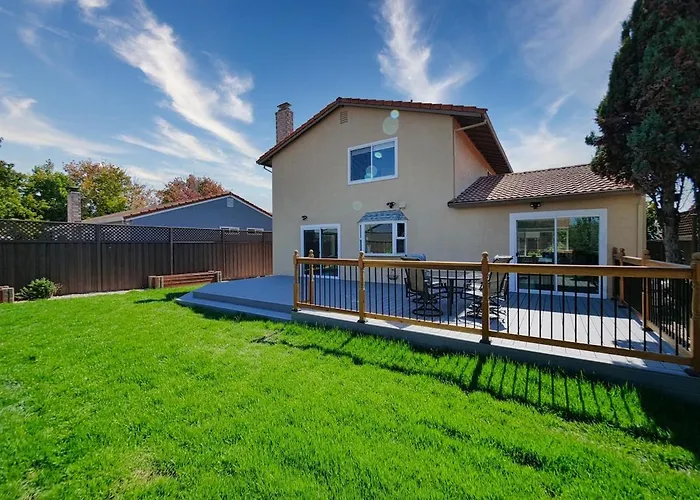 Renovated 5 Bd 3 Ba Ac Private Deck Lawn