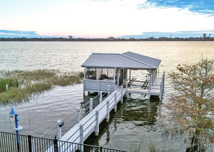 Lake, Pool, Hottub, Game Room, 8 Beds, Sleeps 17