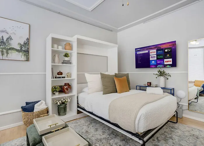 Indigo Cove Modern Studio Near Historic Uptown