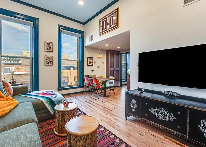 Shop, Dine, Unwind! Couples Retreat In Dtwn Golden