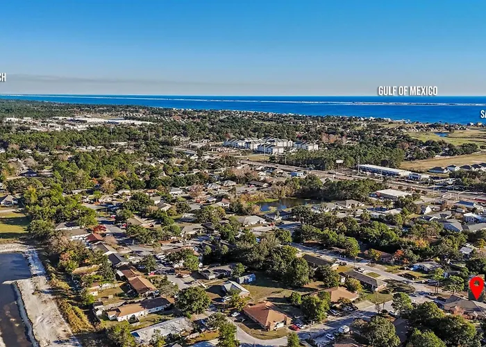 Private Fenced Turf Yard, King Bed, Dogs Stay Free, 8 Mi To Pensacola Beach, In-Unit Washer And Dryer