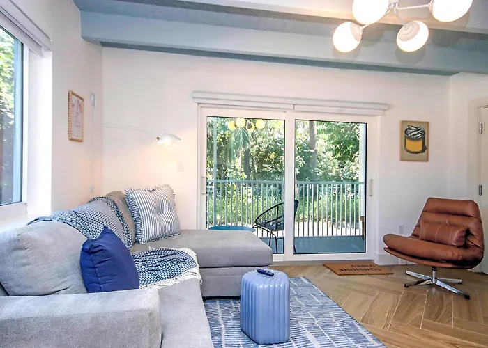 Charming Sanibel Condo - Easy Walk To The Beach - Pool - Colony Inn 02